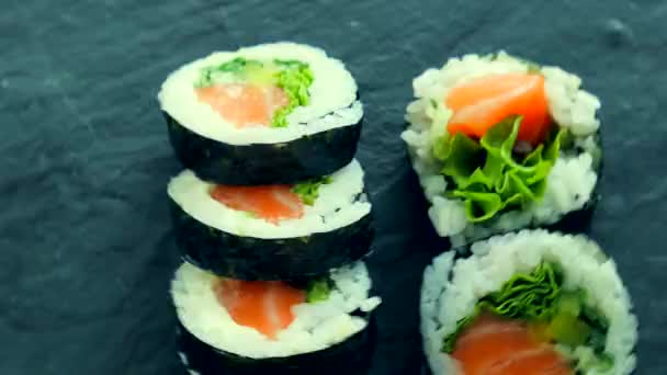 Japán sushi tekercsek egy étteremben ebédidőben, ázsiai konyha szállítás — Stock videók