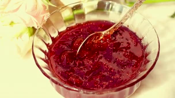 Confitura de mermelada de fresa para el desayuno y cuchara dorada, luz solar vintage — Vídeos de Stock