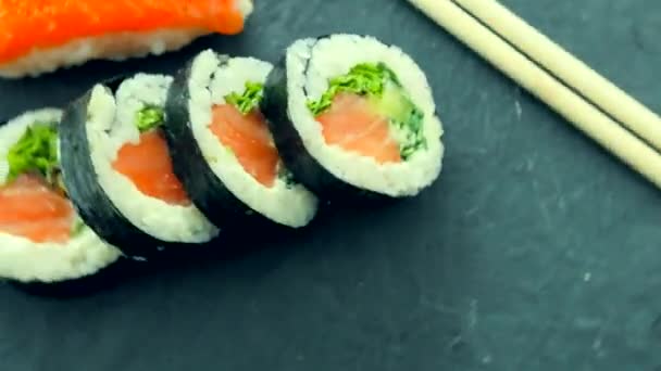 Japanska sushi rullar i en restaurang vid lunchtid, asiatiska köket leverans — Stockvideo