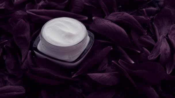 Crème hydratante pour le visage sensible aux pétales de fleurs et au fond de l'eau, science naturelle pour la peau — Video