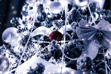 Festival olarak Noel ağacı süslemeleri, takılar, fiyonklar ve çelenkler