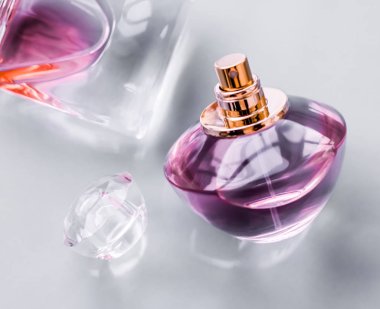 Parlak arka planda pembe parfüm şişesi, tatlı çiçek kokusu, gl