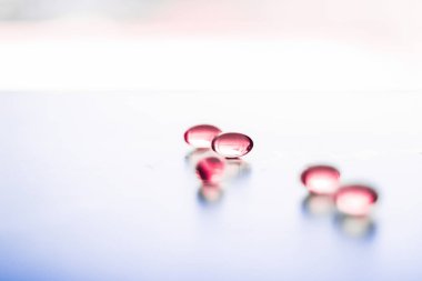 Sağlıklı beslenme için kırmızı haplar, destek hapları ve probi.