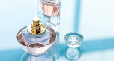 Parlak arka planda pembe parfüm şişesi, tatlı çiçek kokusu, gl