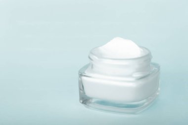 Nane arkaplanda yüz kremi nemlendirici kavanozu, nemlendirici cilt