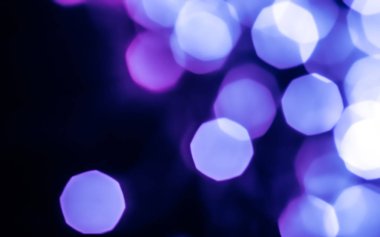 Siyah soyut arkaplanda göz kamaştırıcı mor parlak parıltı, Chr.