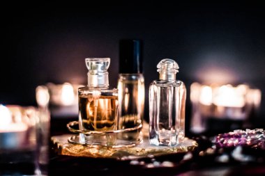 Parfüm şişeleri ve gece kaliteli koku, aroma kokusu, fra