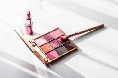 Kozmetik, makyaj malzemeleri mermer makyaj masasında, ruj.,