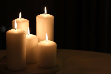 Aromatik vanilya sarısı mumlar gece, Noel, Yeni Yıl
