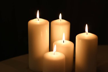 Aromatik vanilya sarısı mumlar gece, Noel, Yeni Yıl