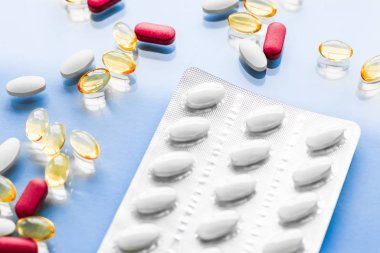 Beslenme için haplar ve kapsüller, yaşlanmayı önleyen güzellik takviyesi.