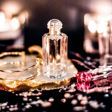 Parfüm şişeleri ve gece kaliteli koku, aroma kokusu, fra