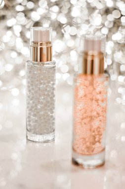 Tatil makyaj jeli, serum emülsiyonu, losyon şişesi ve silv.