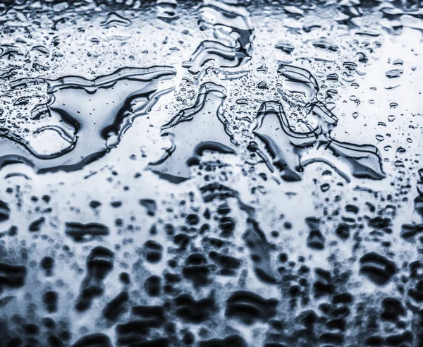 水的质感抽象的背景，水滴在银玻璃杯上 — 图库照片