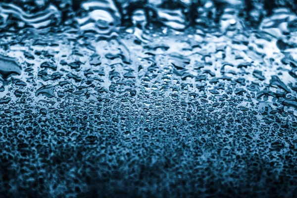 Textura da água fundo abstrato, gotas de água em vidro azul como s — Fotografia de Stock