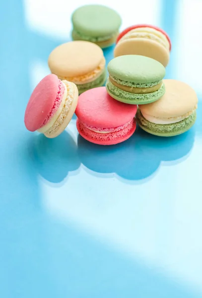 Franse macarons op blauwe achtergrond, Parijse chique cafe dessert, — Stockfoto