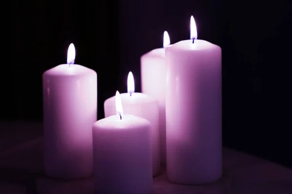 Candele floreali viola aromatiche impostate di notte, Natale, Capodanno — Foto Stock