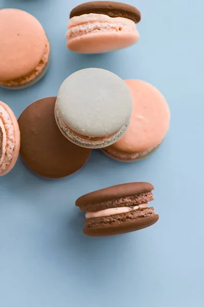 Macarrones franceses sobre fondo azul, postre de café chic parisino , —  Fotos de Stock