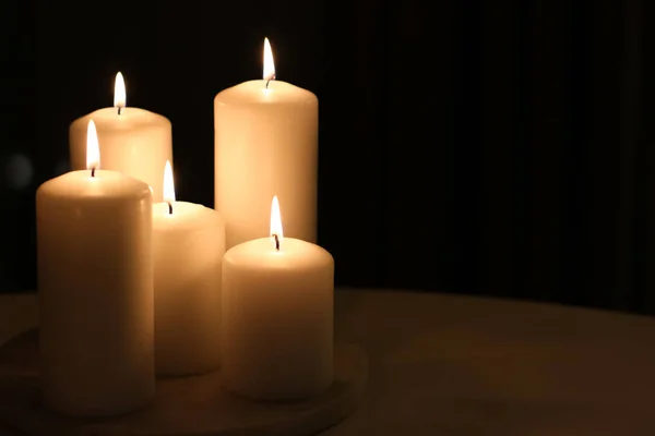 Aromatic vanilla yellow candles set at night, Christmas, New Yea — Stock Photo, Image