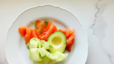 Avokado ile taze somon salatası ve kremalı mascarpone peyniri düzlüğü, masa düzlüğü, üst görünüm yemek fotoğrafçılığı ve yemek pişirme blogu veya yemek kitabı için ilham kaynağı.