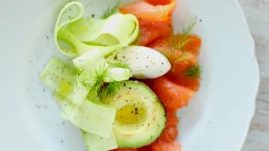 Avokado ile taze somon salatası ve kremalı mascarpone peyniri düzlüğü, masa düzlüğü, üst görünüm yemek fotoğrafçılığı ve yemek pişirme blogu veya yemek kitabı için ilham kaynağı.