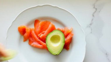 Avokado ile taze somon salatası ve kremalı mascarpone peyniri düzlüğü, masa düzlüğü, üst görünüm yemek fotoğrafçılığı ve yemek pişirme blogu veya yemek kitabı için ilham kaynağı.