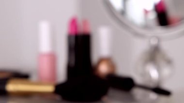 Makyaj malzemeleri makyaj malzemeleri makyaj masası, ruj, fırça, rimel, oje ve toz lüks güzellik ve moda reklamları için.
