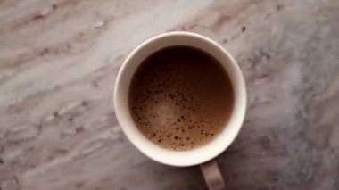 Sabah sütlü kahve fincanı mermer taştan düz bir zeminde, sıcak içecek masa düzlüğünde, üst düzey yemek videosu ve yemek pişirmek için ilham kaynağı.