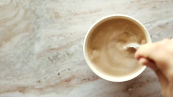 Mattina tazza di caffè con latte su pietra di marmo posa piatta, bevanda calda su tavola flatlay, vista dall'alto cibo videografia e ricetta ispirazione per la cucina vlog — Video Stock