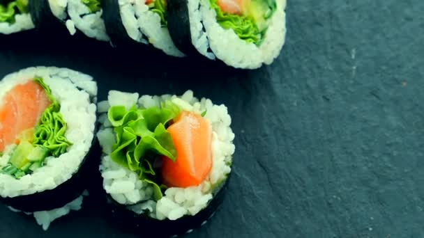 Japán sushi tekercsek egy étteremben ebédidőben, ázsiai konyha szállítás — Stock videók