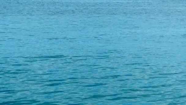 Texture de la surface de l'eau de mer, vagues et fond de vacances d'été 