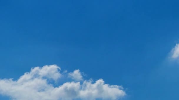 Голубой фон неба, белые облака и яркий солнечный свет — стоковое видео