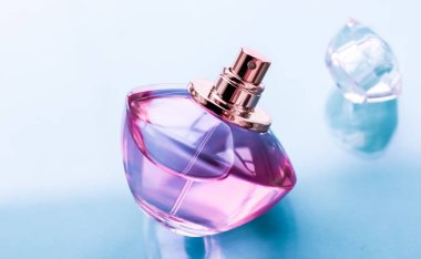 Parlak arka planda pembe parfüm şişesi, tatlı çiçek kokusu, gl