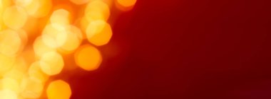 Kırmızı soyut arkaplanda göz kamaştırıcı altın parıltı, Chris.