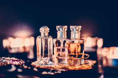 Parfüm şişeleri ve gece kaliteli koku, aroma kokusu, fra