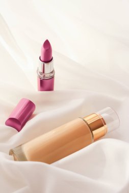 Bej tonal krem şişesi makyaj sıvısı temel ve pembe 