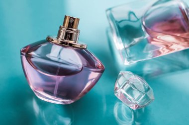 Parlak arka planda pembe parfüm şişesi, tatlı çiçek kokusu, gl