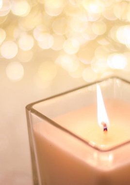 Aromatik mum altın Noel 'de ve yeni yıl parıltılarında