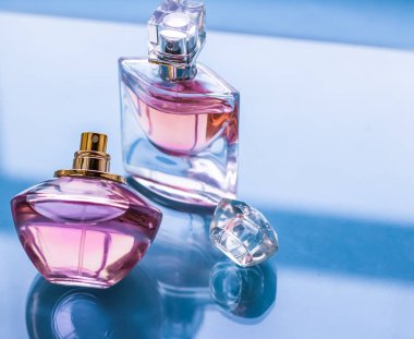 Parlak arka planda pembe parfüm şişesi, tatlı çiçek kokusu, gl