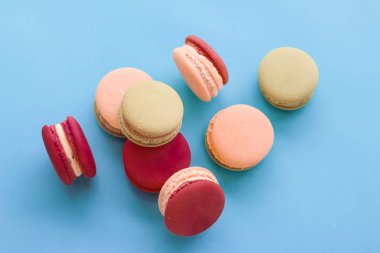 Mavi arka planda Fransız kurabiyeleri, Paris 'in şık cafe tatlıları.,