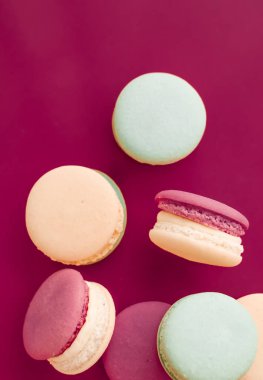 Kiraz pembesi arka planda Fransız kurabiyeleri, Paris 'in şık kahvesi.