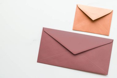 Mermer yatık arka planda boş kağıt zarflar, tatil posta