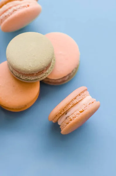 Franse macarons op blauwe achtergrond, Parijse chique cafe dessert, — Stockfoto