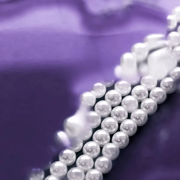 Küstenschmuck Mode, Perlenkette unter lila Wasserbac — Stockfoto