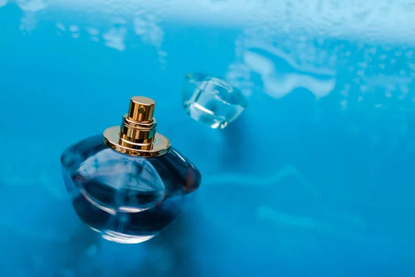 Perfume bottle under blue water, fresh sea coastal scent as glam — Stock Photo, Image