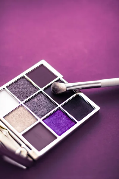 Eyeshadow palette and make-up brush on purple background, eye sh — Stock Photo, Image