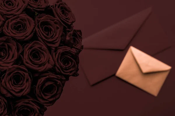 Love letter and flowers delivery on Valentines Day, πολυτελές bouqu — Φωτογραφία Αρχείου