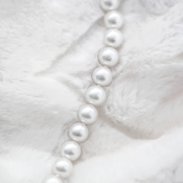 Iarna vacanta bijuterii moda, colier perle pe blana backgrou — Fotografie, imagine de stoc