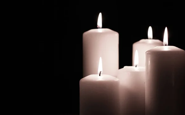 Ароматические белые жасминовые свечи, установленные ночью, на Рождество, Новый год — стоковое фото