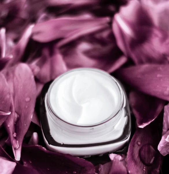 Creme hidratante de rosto luxuoso para pele facial em bac de flor rosa — Fotografia de Stock